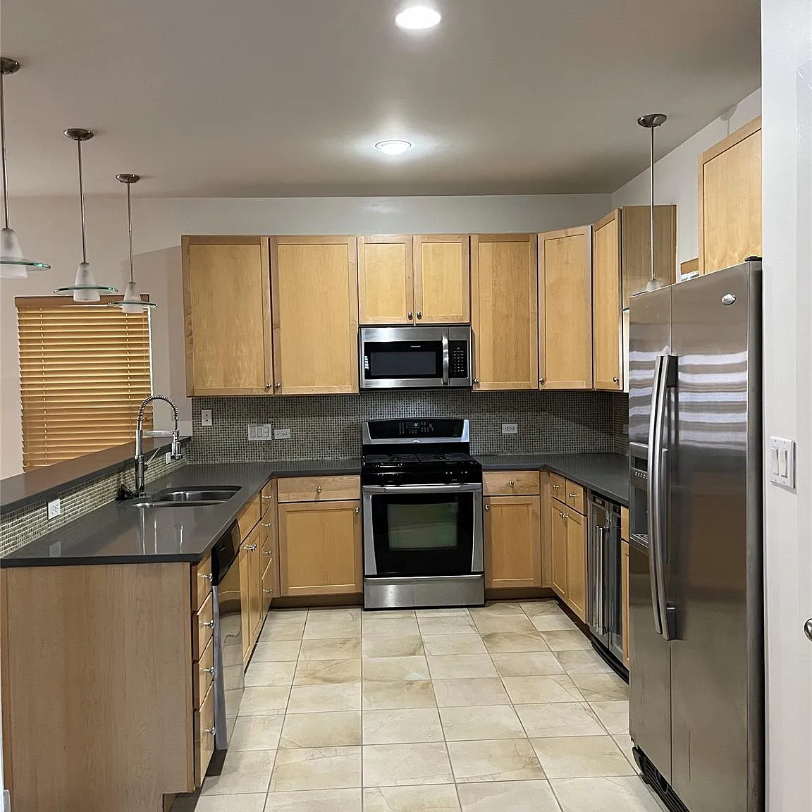 3 bed, 2.5 bath, 1661 sqft, $3,995 — Photo 3