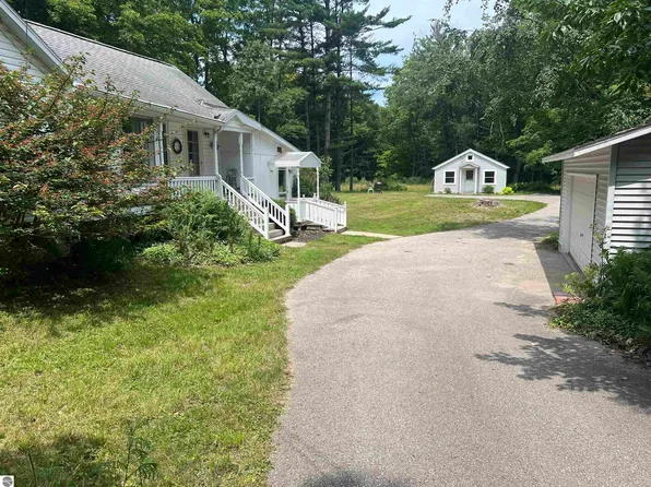 405 Park Ave, Frankfort, MI 49635