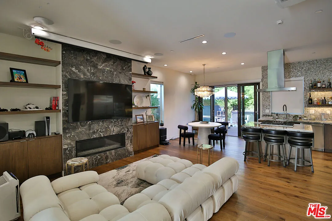 3 bed, 3.0 bath, 1437 sqft, $6,850 — Photo 2