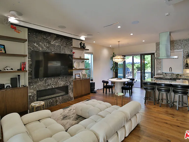 8501 Belford Ave — Photo 2