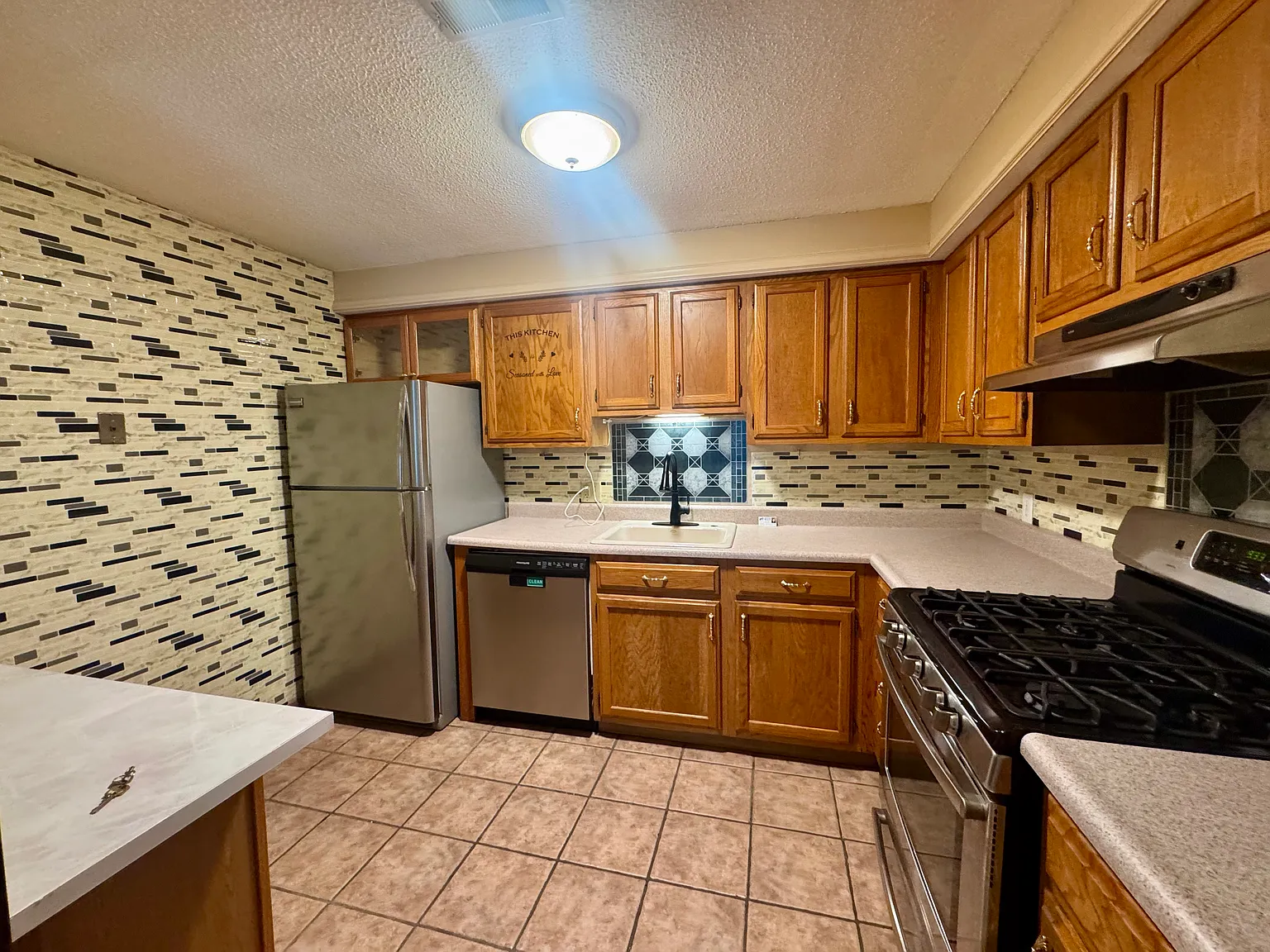 2 bed, 900 sqft, $2,000 — Photo 3