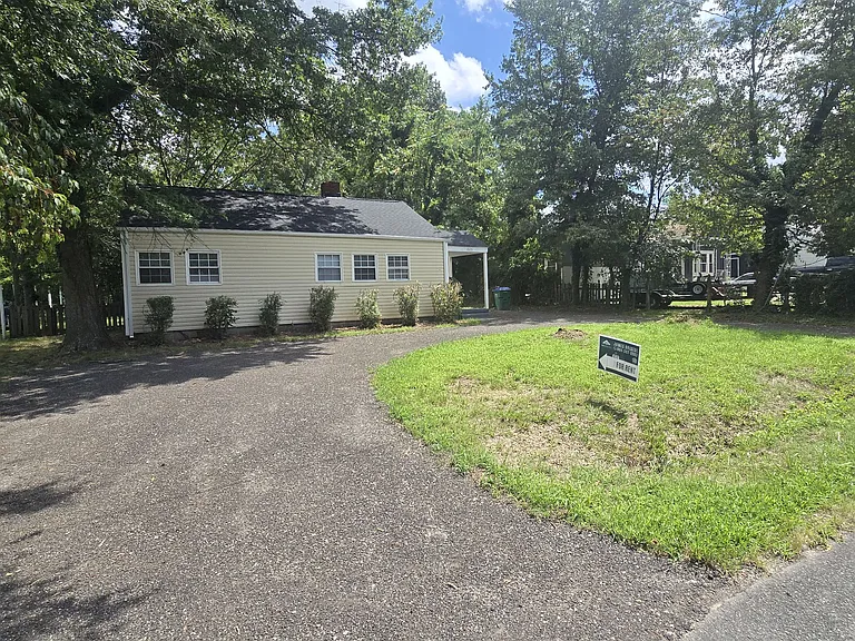 1025 Bradley Ln — Photo 2