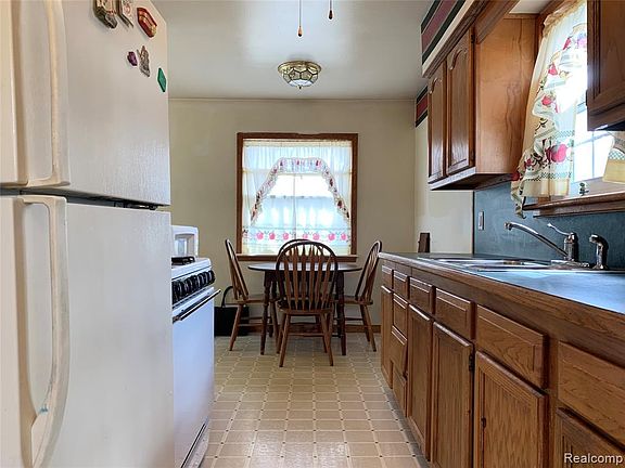 5th image of 1466 Lincoln Ave