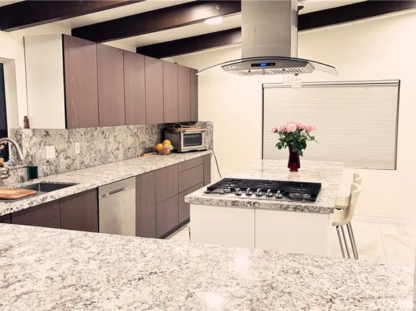 19516 Blythe St, Reseda, CA 91335