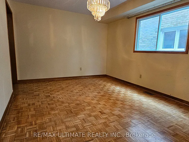 1282 Dexter Cres #MAIN FLOOR — Photo 8