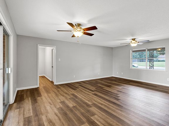 5th image of 102 Larkspur St