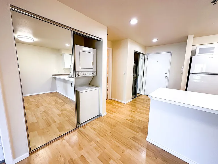 Castellan Apartments — Photo 46