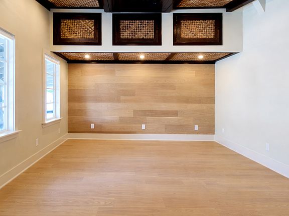 3rd image of 828 Fleming St