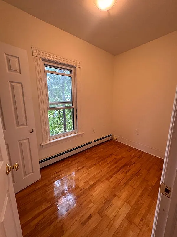 3 bed, 1.0 bath, 700 sqft, $2,200 — Photo 4