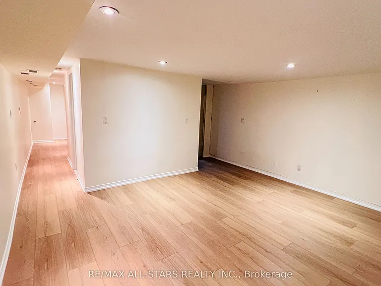 68 Macpherson Ave — Photo 20