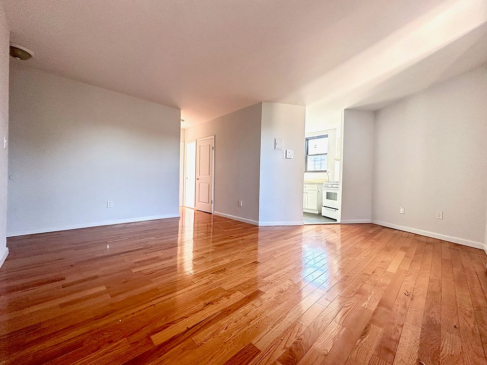 1st image of 136 Saint Pauls Pl APT 4B