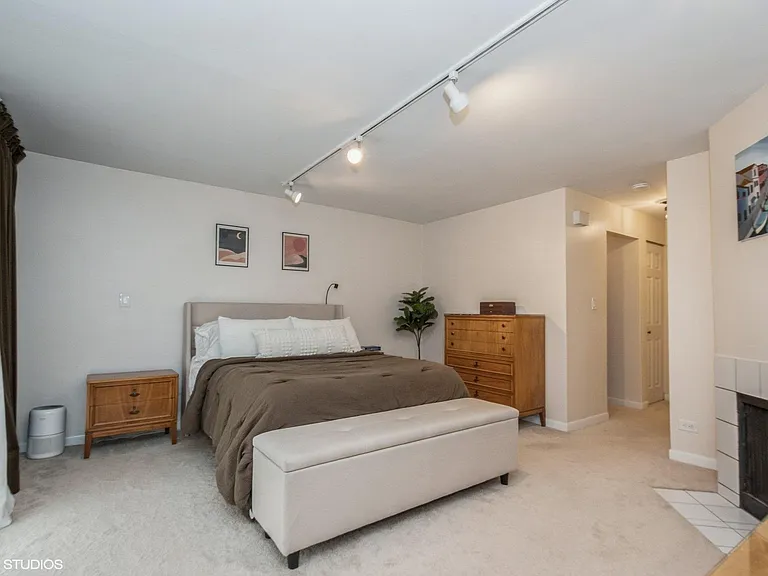 3732 N Pine Grove Ave #2BC — Photo 4