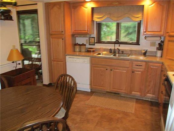3rd image of 140 Lyn Dale Dr