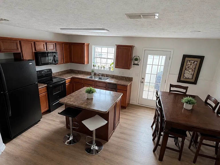 1402 Orange Ct — Photo 13