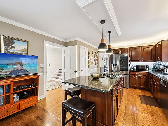 5th image of 388 Narragansett Ct