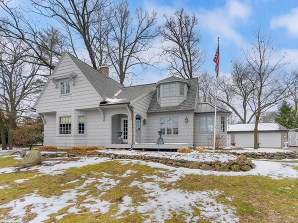 4111 Long Lake Dr, Portage, MI 49002