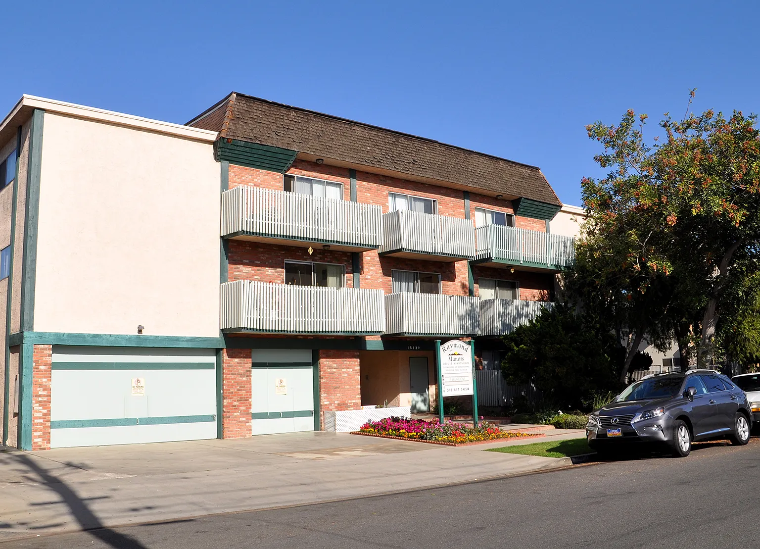 Raymond Manor — Photo 1