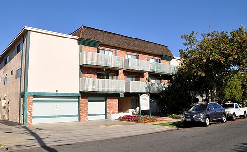 Raymond Manor Photo 1