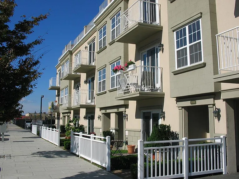 10310 Rockaway Beach Blvd — Photo 3