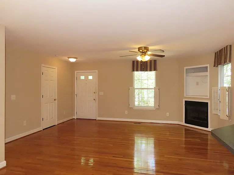 205 S English Hill Ln — Photo 2