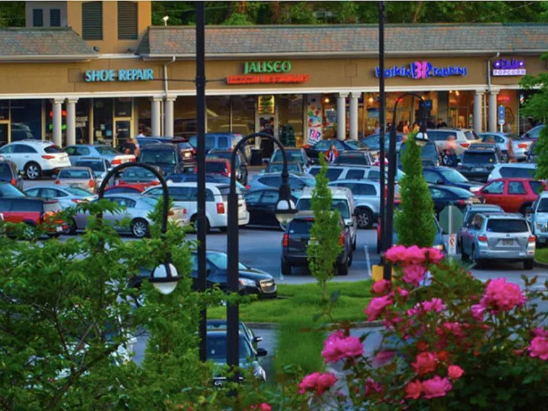 Great shopping center. Peachtree Battle 5 min walk