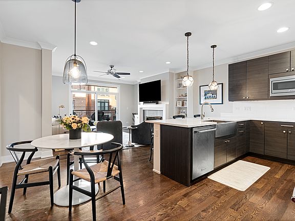 3rd image of 3047 N Oakley Ave #206