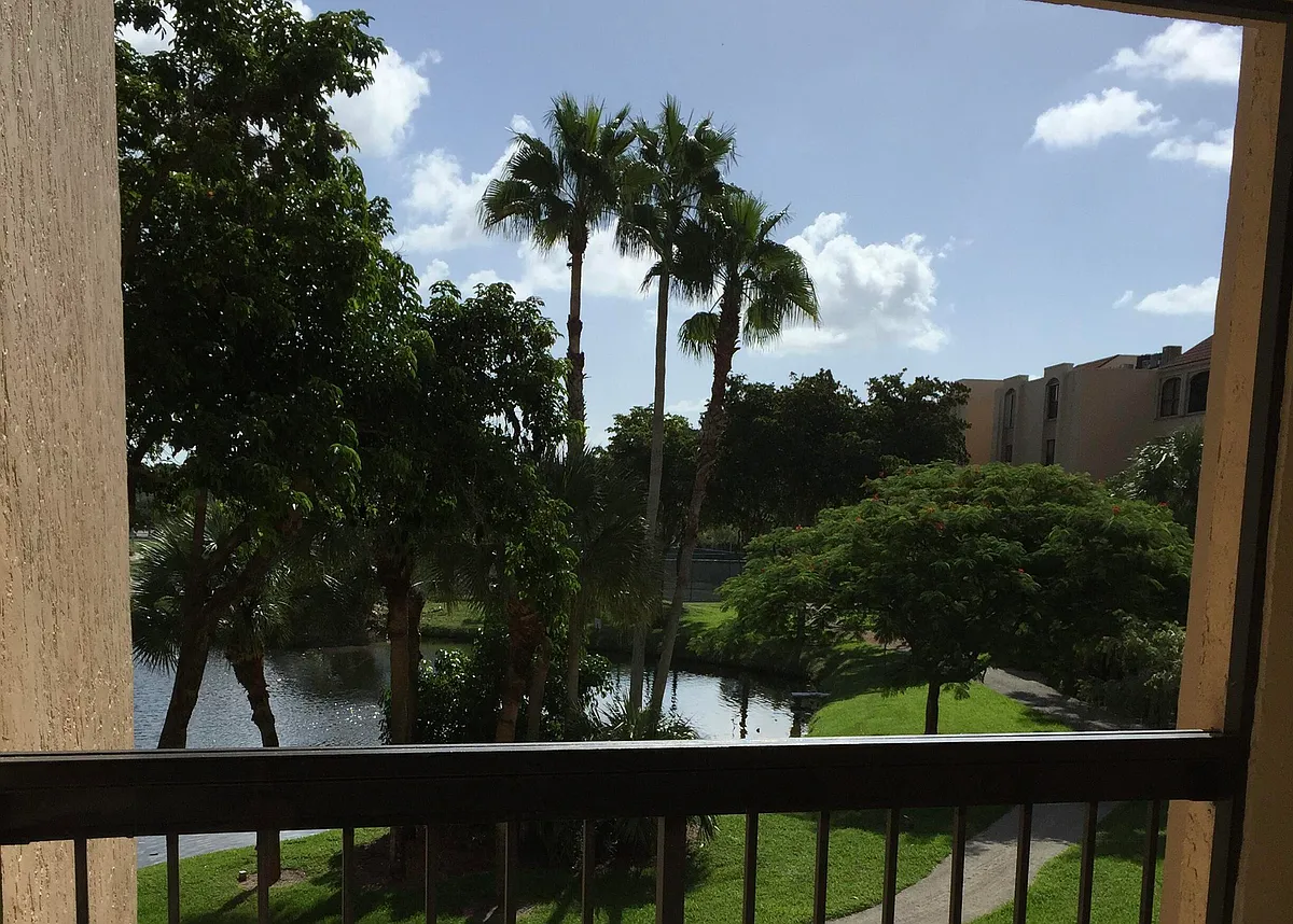 Building Photo - 2455 Lindell Blvd #3308