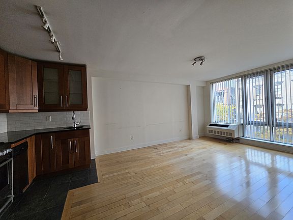 3rd image of 362 W 53rd St APT 4F