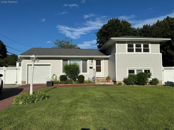 10 Otsego Place, Commack, NY 11725