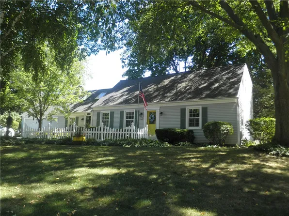 173 Mulberry Dr, Farmington, NY 14425