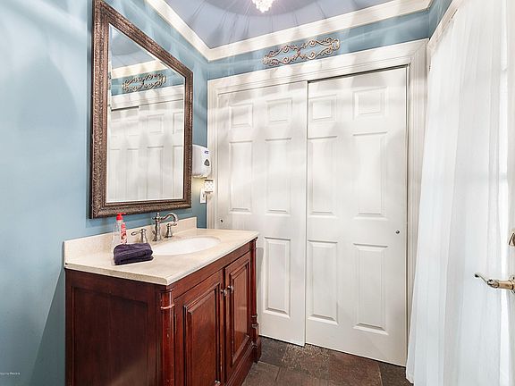 4th image of 820 Ocean View Dr