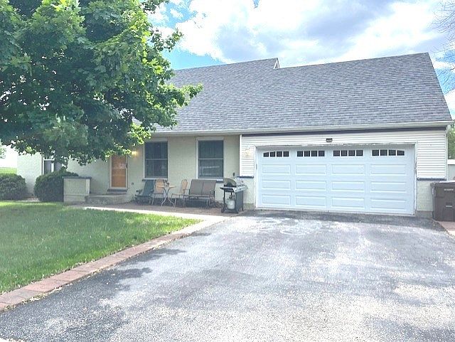 1st image of 1917 Carriage Ln