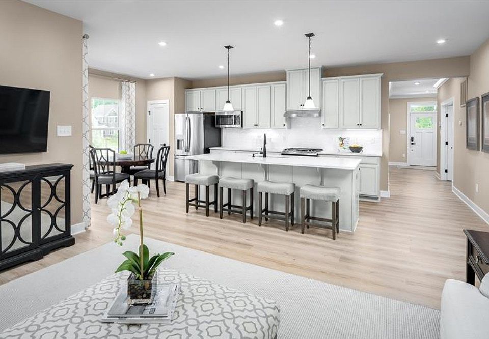1st image of 1667 Paddock Park