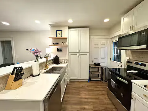 2 bed, 900 sqft, $3,000 — Photo 3