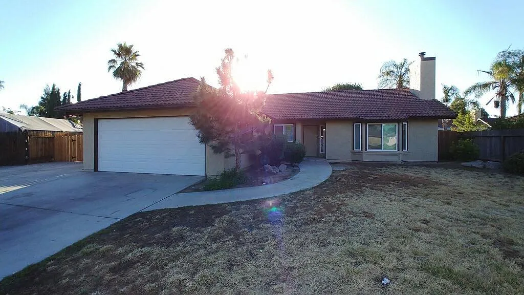 929 Holly Ave photo 1