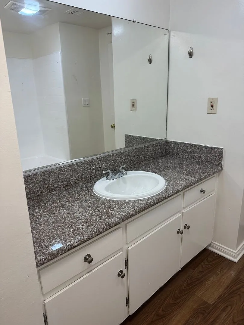 045 - Jackson Apartments — Photo 4