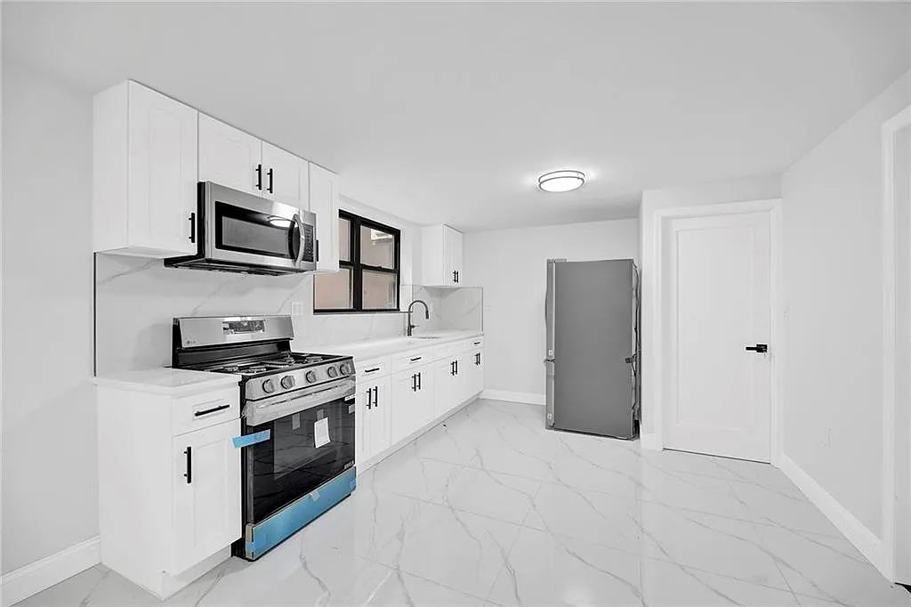 3 bed, 2.0 bath, 900 sqft, $3,000 — Photo 2
