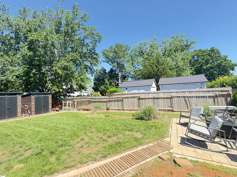 1104 Locust Ave — Photo 16