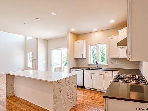 4th image of 2 Cragmoor Ln