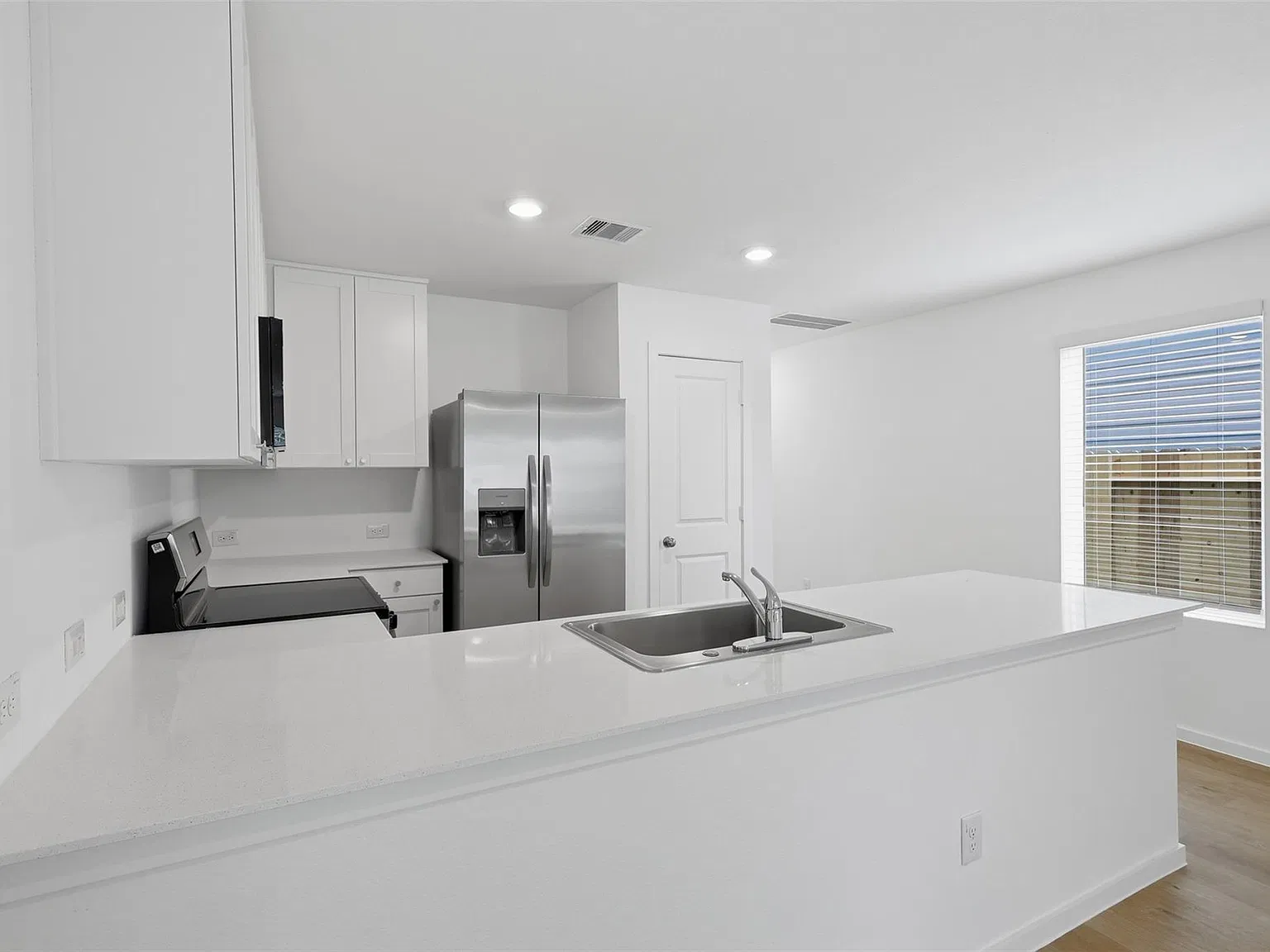 3 bed, 2.5 bath, 1360 sqft, $1,750 — Photo 3