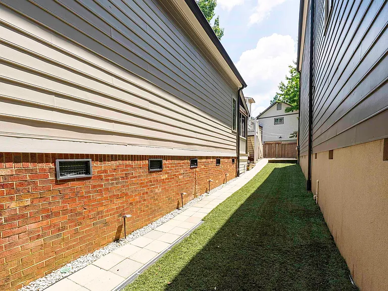 218 Hawthorn St — Photo 38