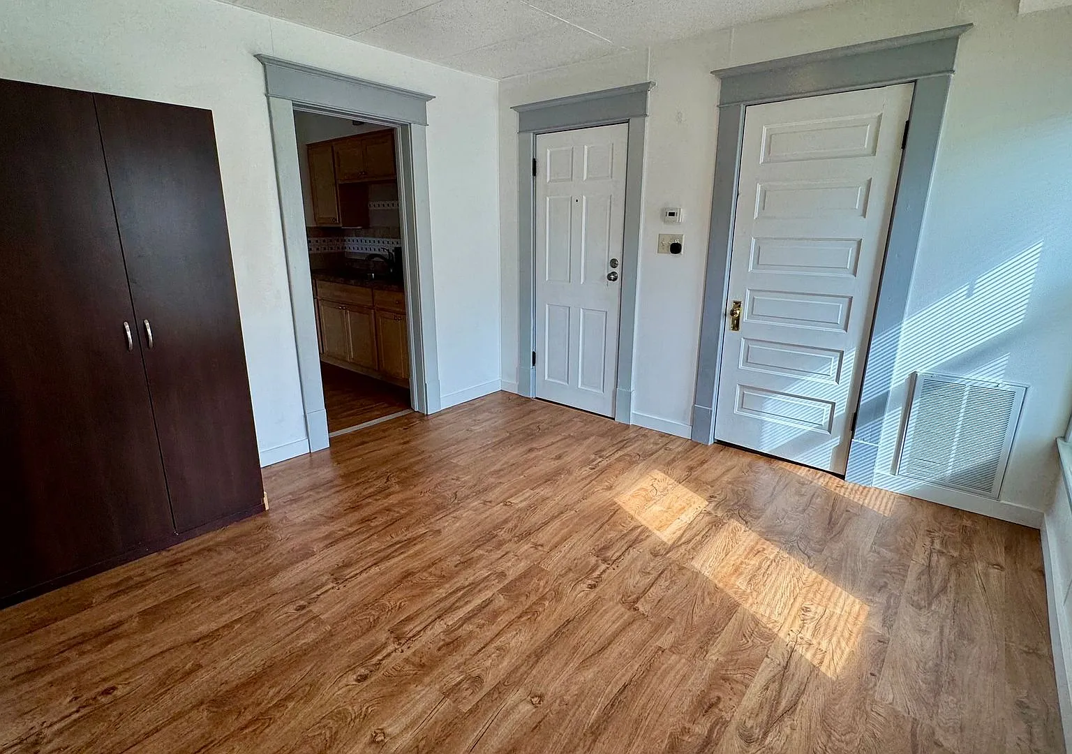 937 Leonard NW — Photo 4