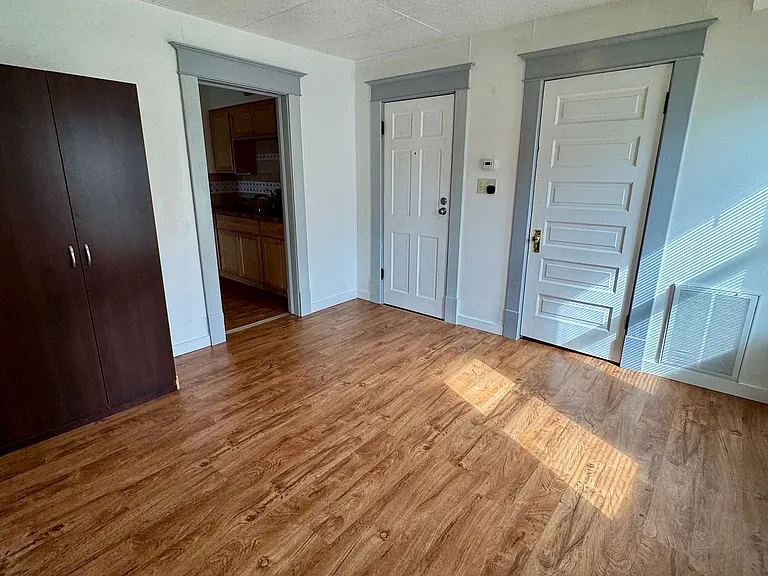 937 Leonard NW — Photo 3
