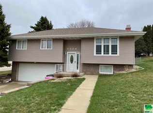 3324 Surrey Ct, Sioux City, IA 51106