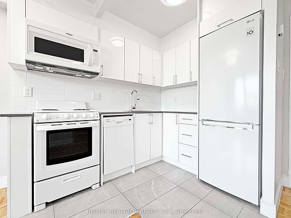 2nd image of 1500 Bathurst St #907