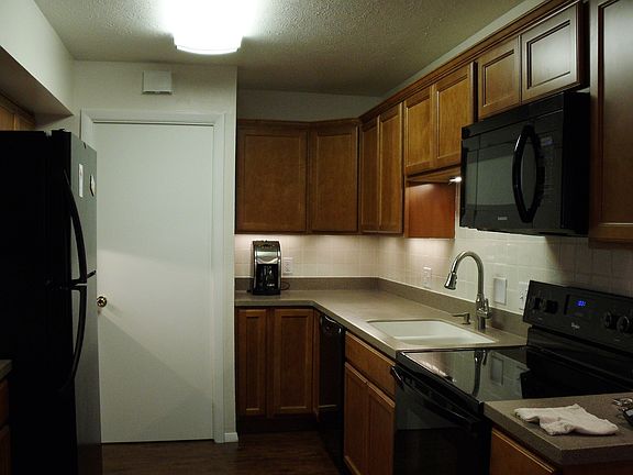 4th image of 1192 Queens Ave