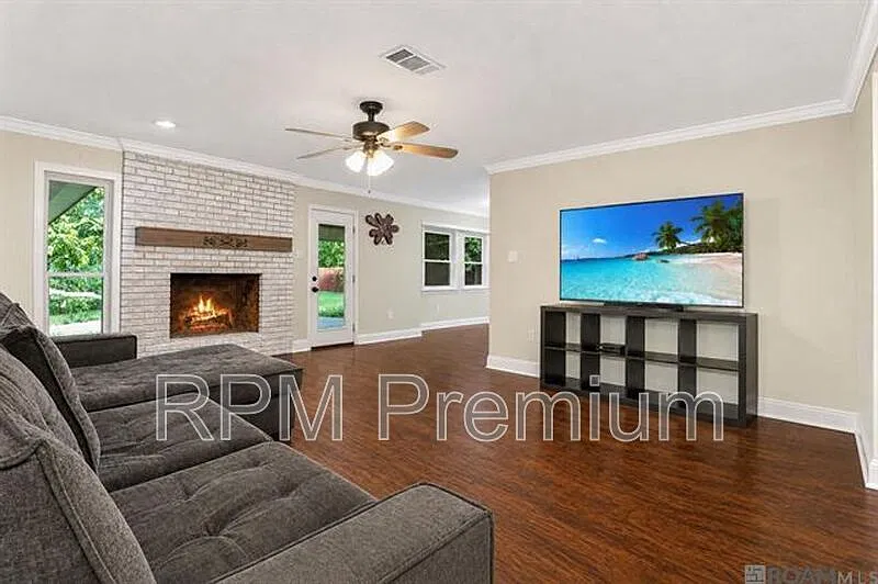 3 bed, 2.0 bath, 1876 sqft, $2,195 — Photo 4