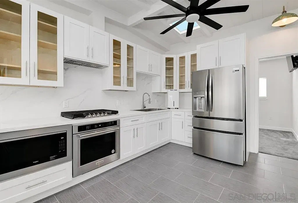 2 bed, 2.0 bath, 806 sqft, $4,200 — Photo 4