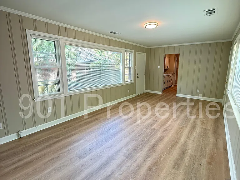 814 Colonial Rd — Photo 12
