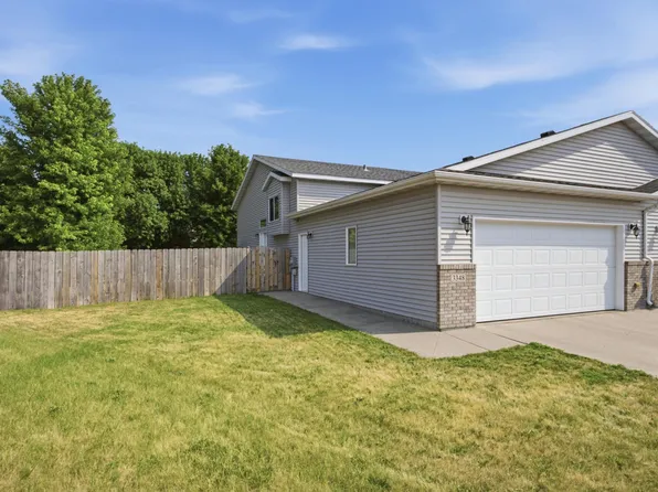 3348 10th St S, Moorhead, MN 56560